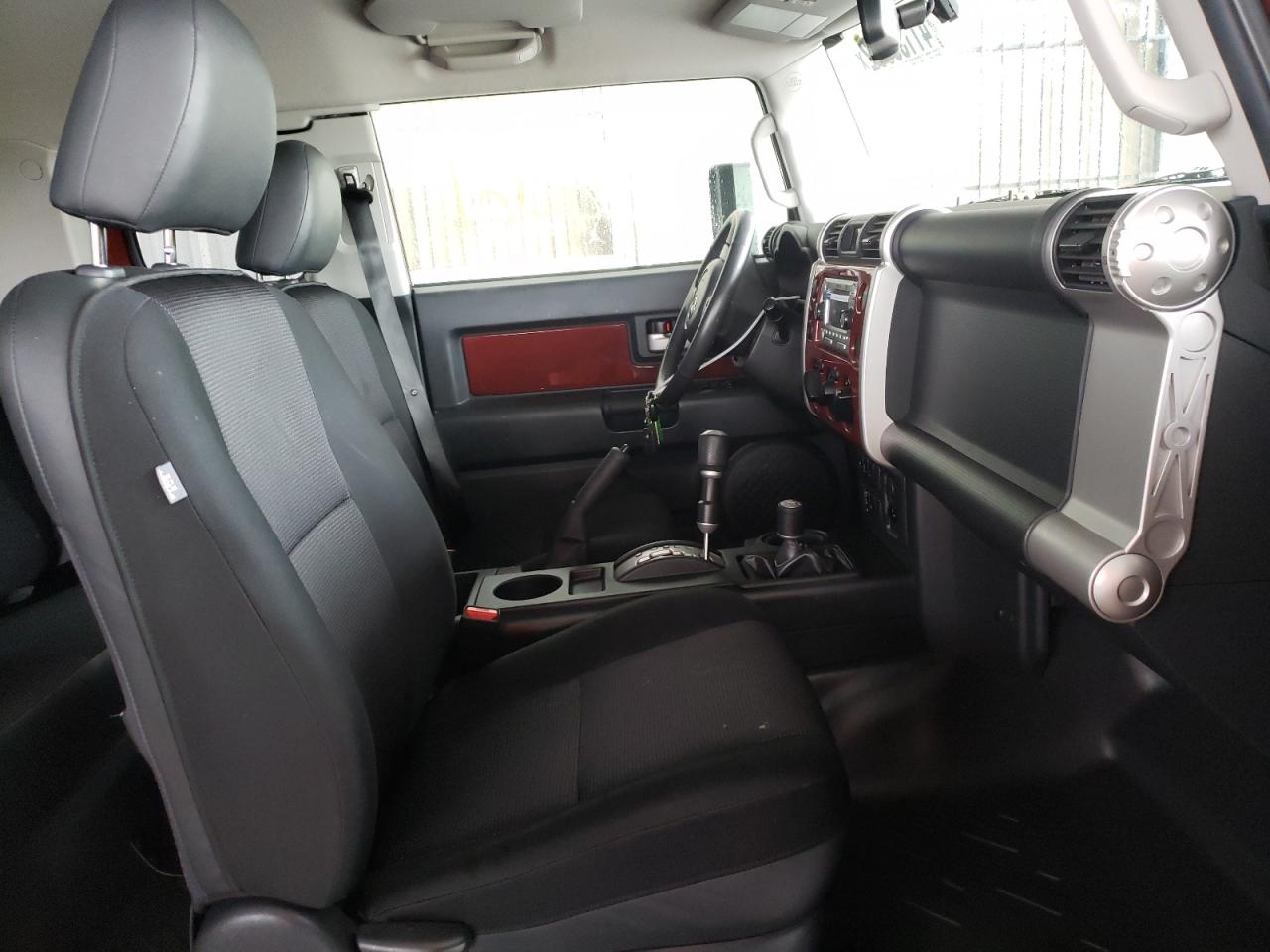 Photo 5 from auction – 2011 TOYOTA FJ CRUISER with VIN JTEBU4BF2BK100111