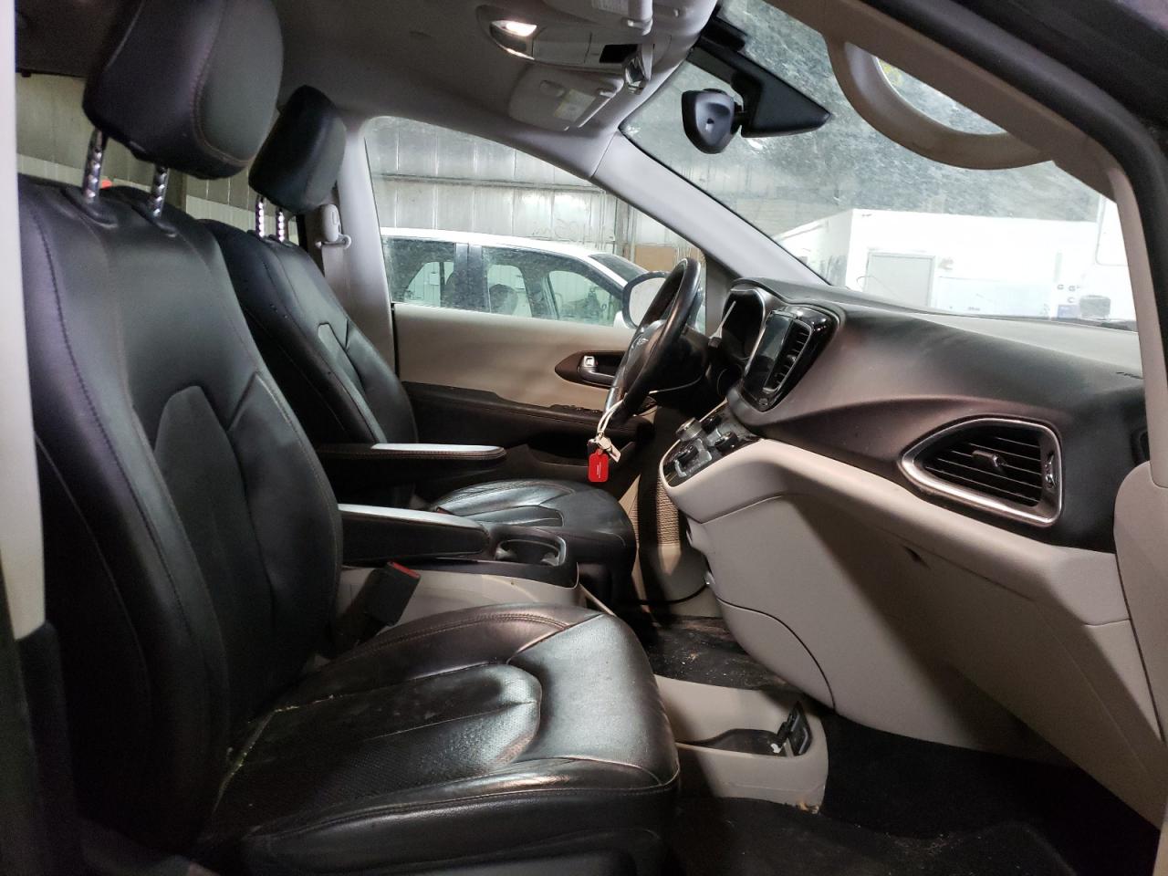 Photo 5 from auction – 2017 CHRYSLER PACIFICA T with VIN 2C4RC1EGXHR588839
