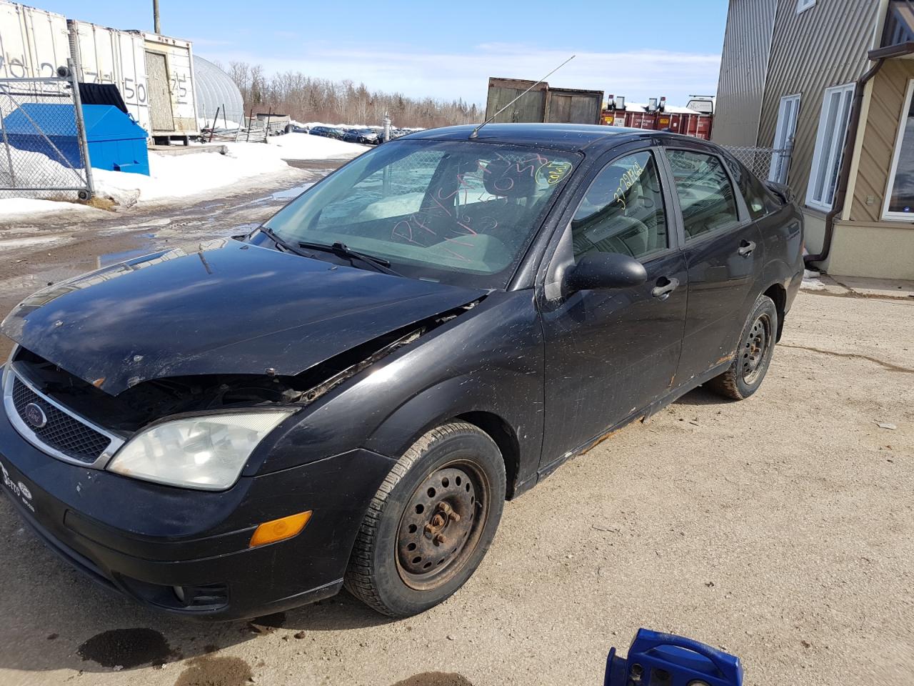 Photo 2 from auction – 2005 FORD FOCUS ZX4 with VIN 1FAFP34N55W185038