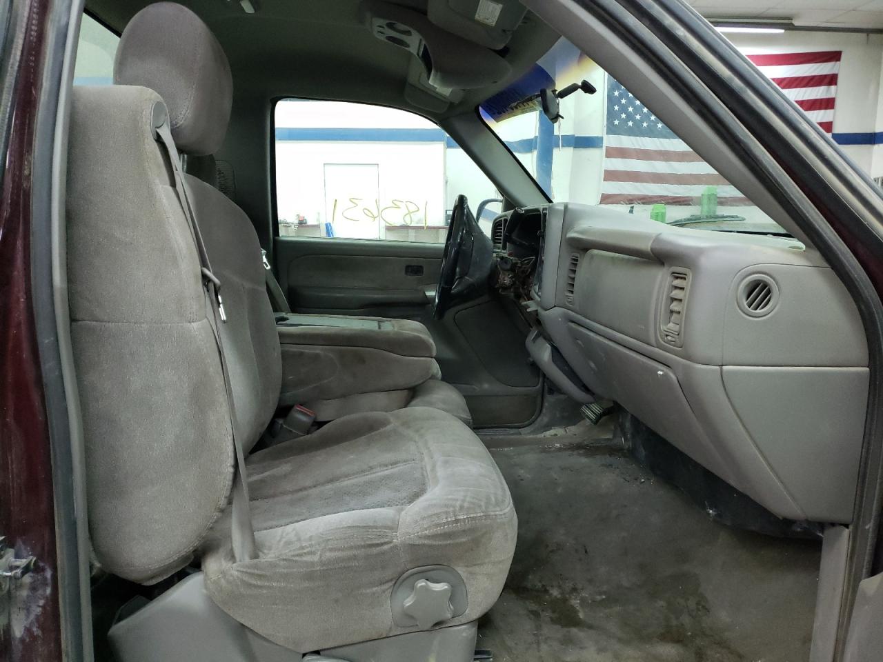 Photo 5 from auction – 2000 CHEVROLET SILVERADO with VIN 1GCEC14T2YE174285