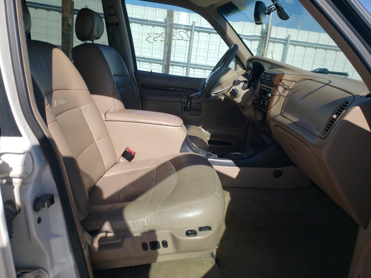 Photo 5 from auction – 2001 FORD EXPLORER L with VIN 1FMDU85P91ZA00226