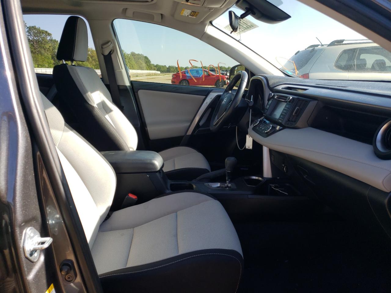 Photo 5 from auction – 2017 TOYOTA RAV4 XLE with VIN JTMWFREV6HD098733