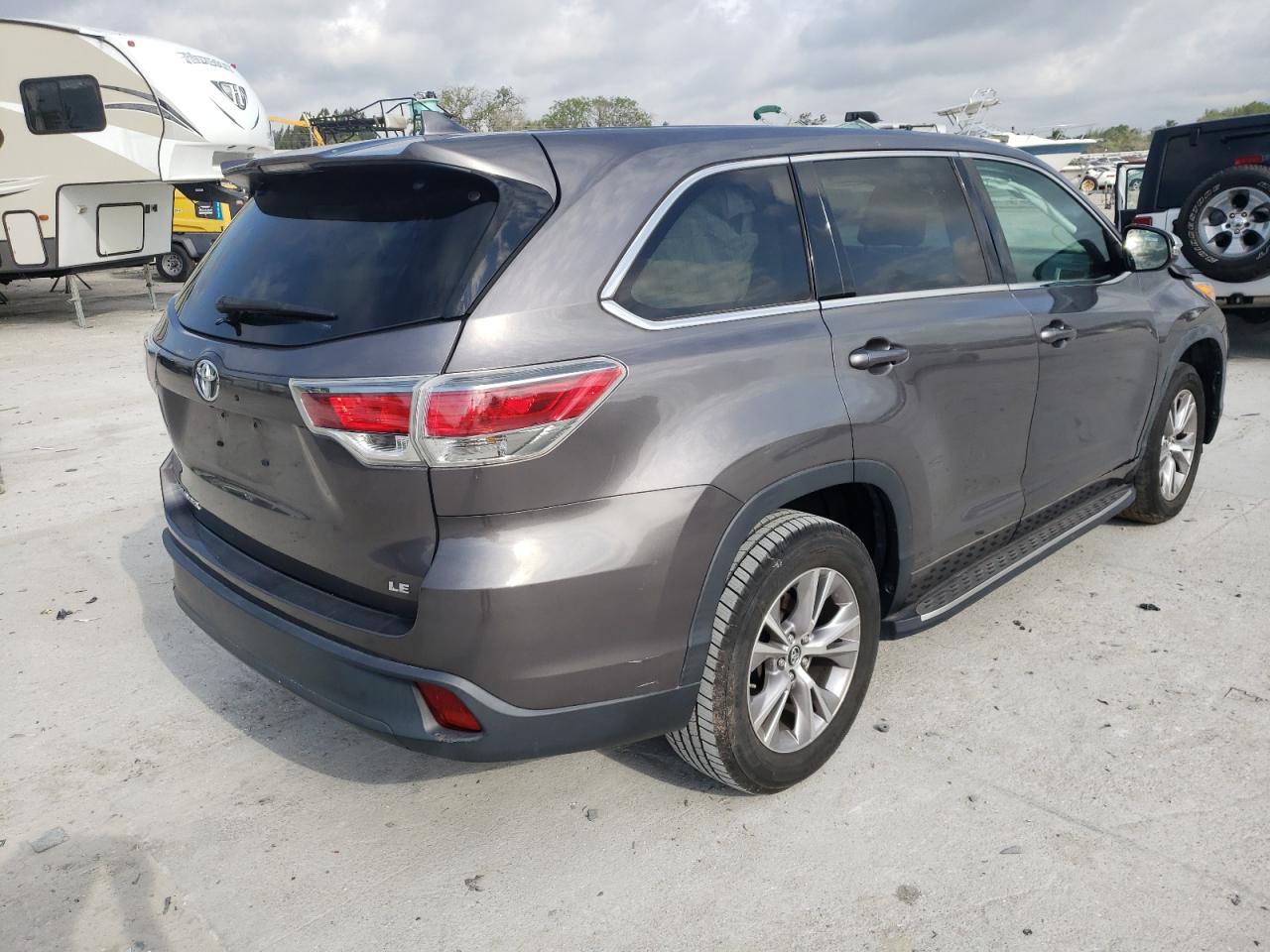 Photo 4 from auction – 2016 TOYOTA HIGHLANDER with VIN 5TDZKRFH6GS175749
