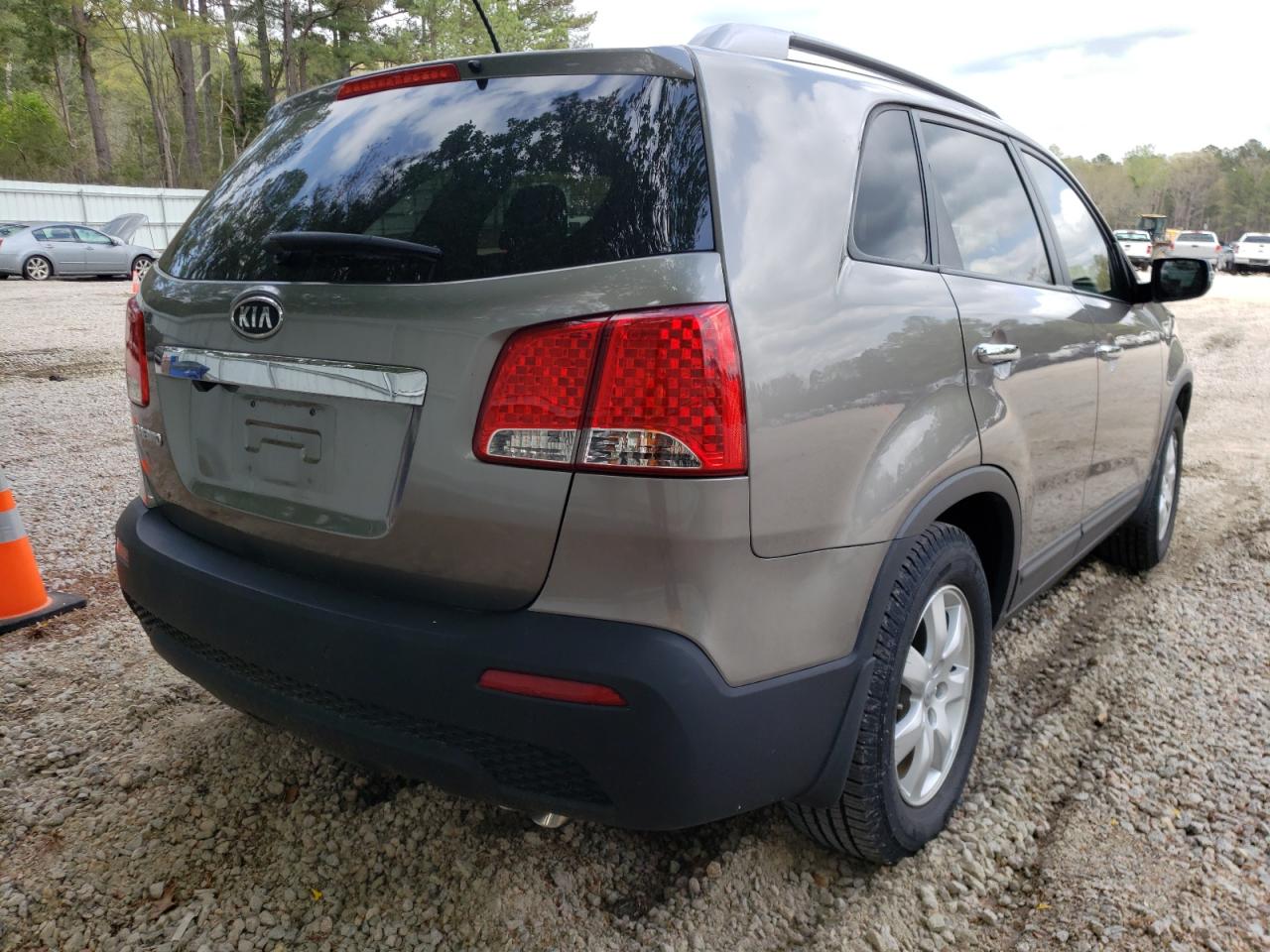 Photo 4 from auction – 2013 KIA SORENTO LX with VIN 5XYKT4A61DG359397