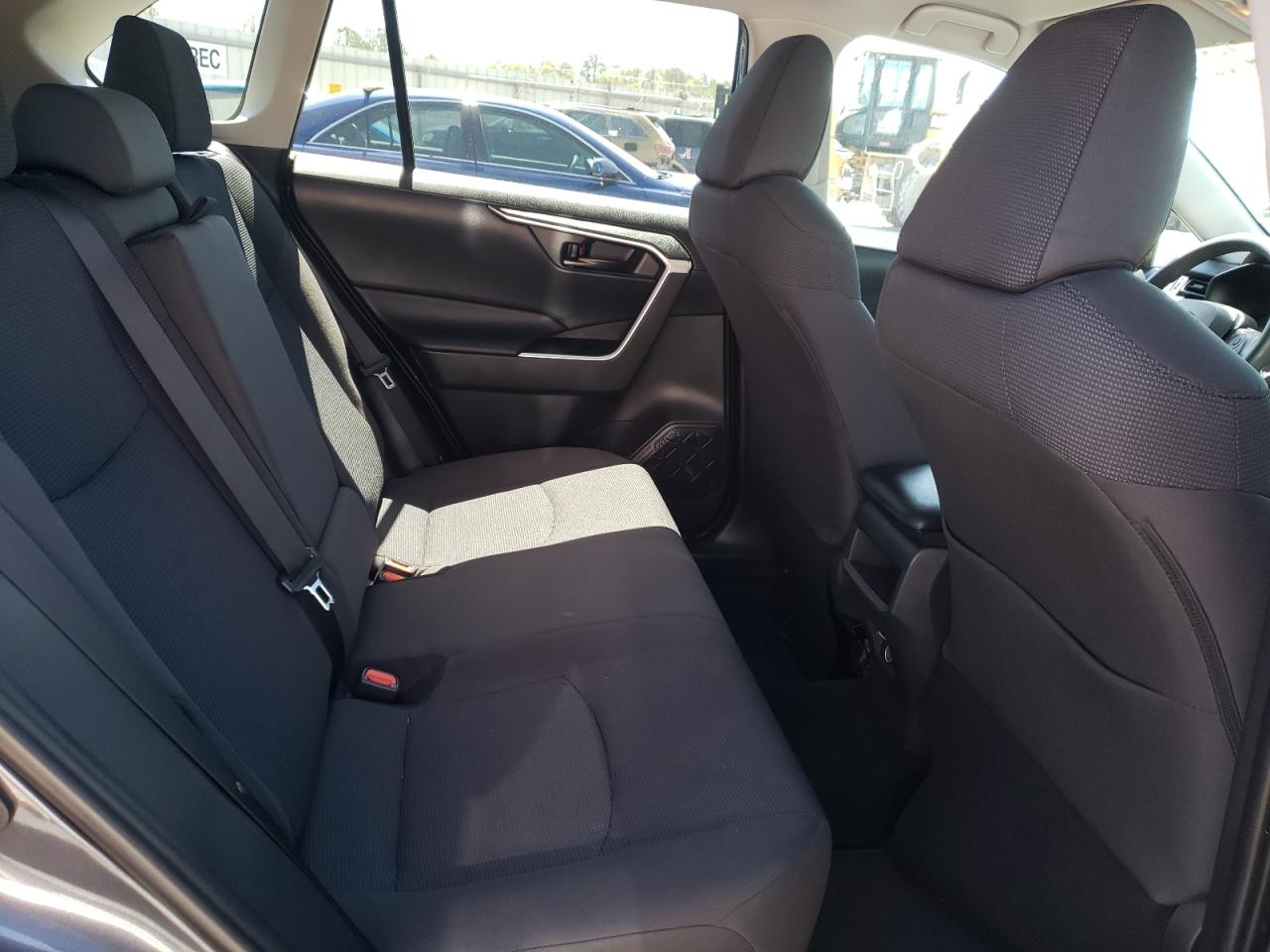 Photo 6 from auction – 2019 TOYOTA RAV4 LE with VIN 2T3H1RFV2KW053854
