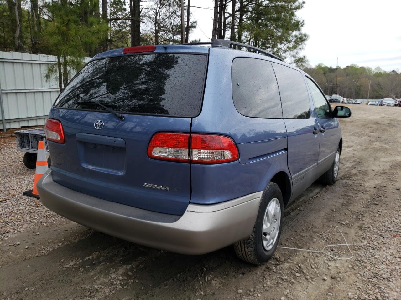 Photo 4 from auction – 2002 TOYOTA SIENNA CE with VIN 4T3ZF19C22U465564
