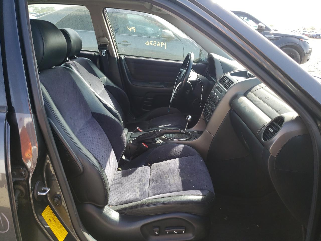 Photo 5 from auction – 2001 LEXUS IS 300 with VIN JTHBD182X10029708