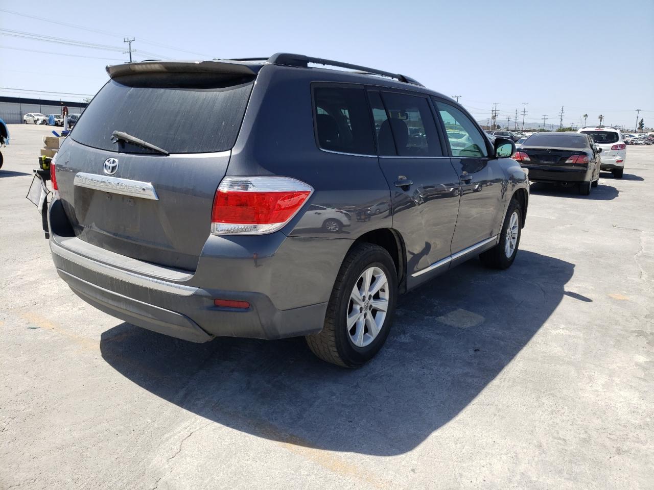 Photo 4 from auction – 2011 TOYOTA HIGHLANDER with VIN 5TDZK3EH5BS041659