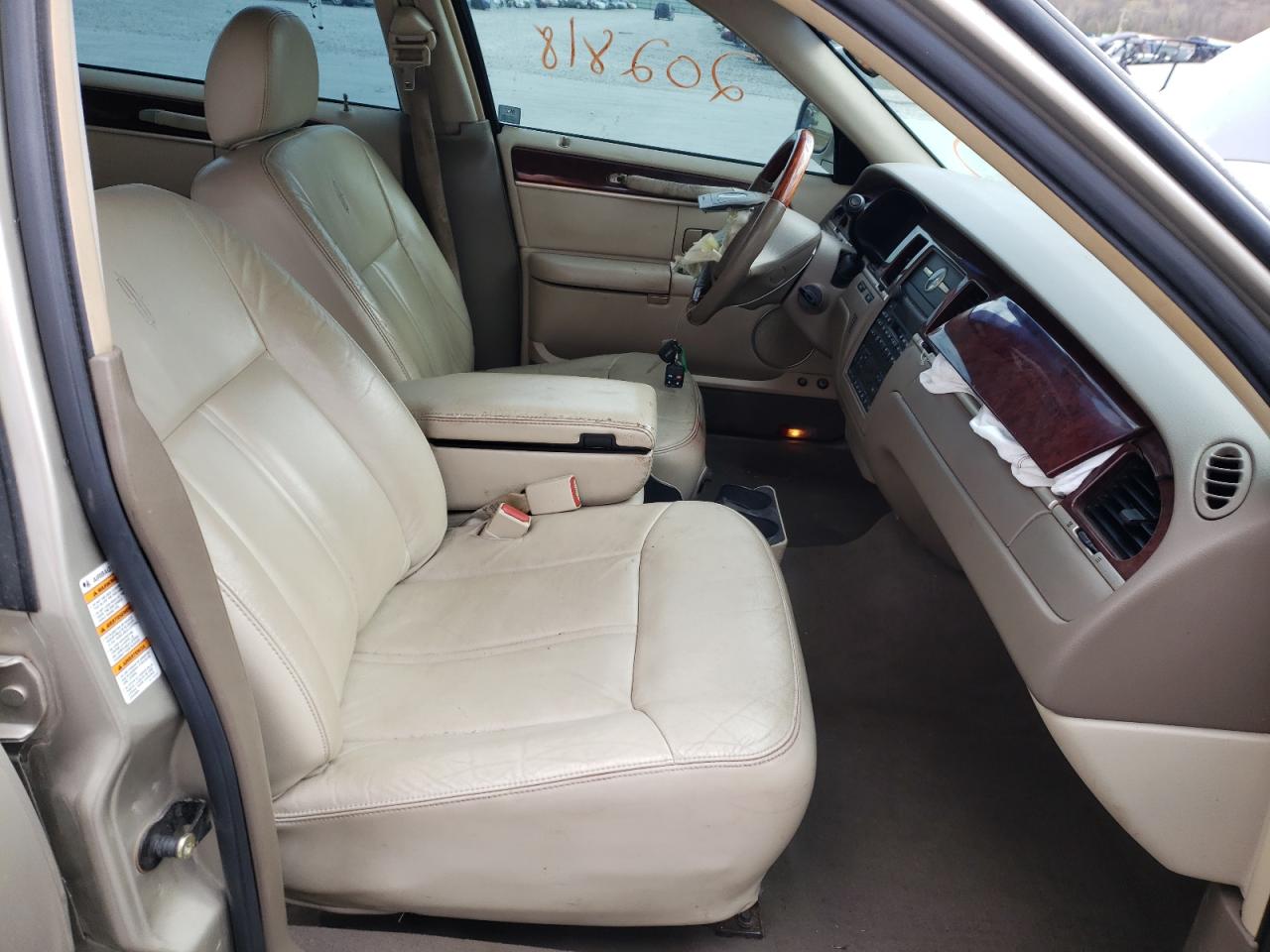 Photo 5 from auction – 2004 LINCOLN TOWN CAR U with VIN 1LNHM83W44Y678176