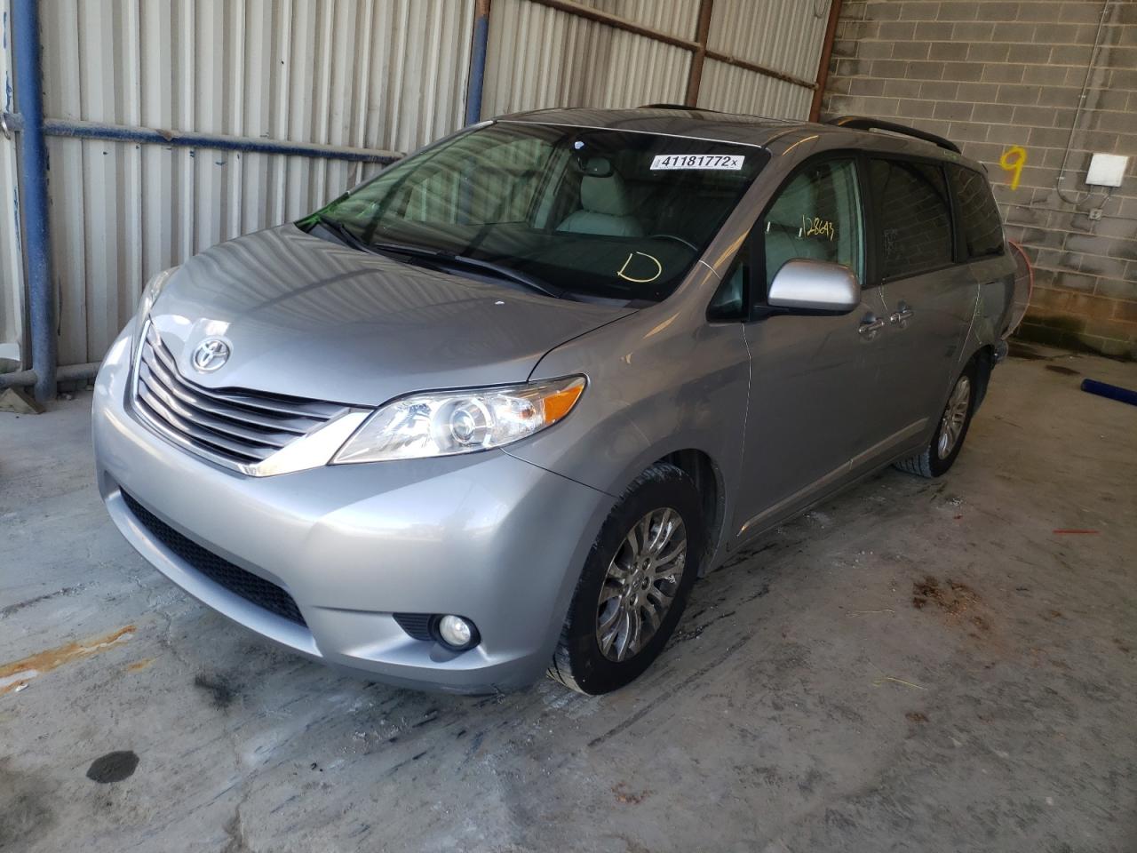 Photo 2 from auction – 2017 TOYOTA SIENNA XLE with VIN 5TDYZ3DC4HS769060