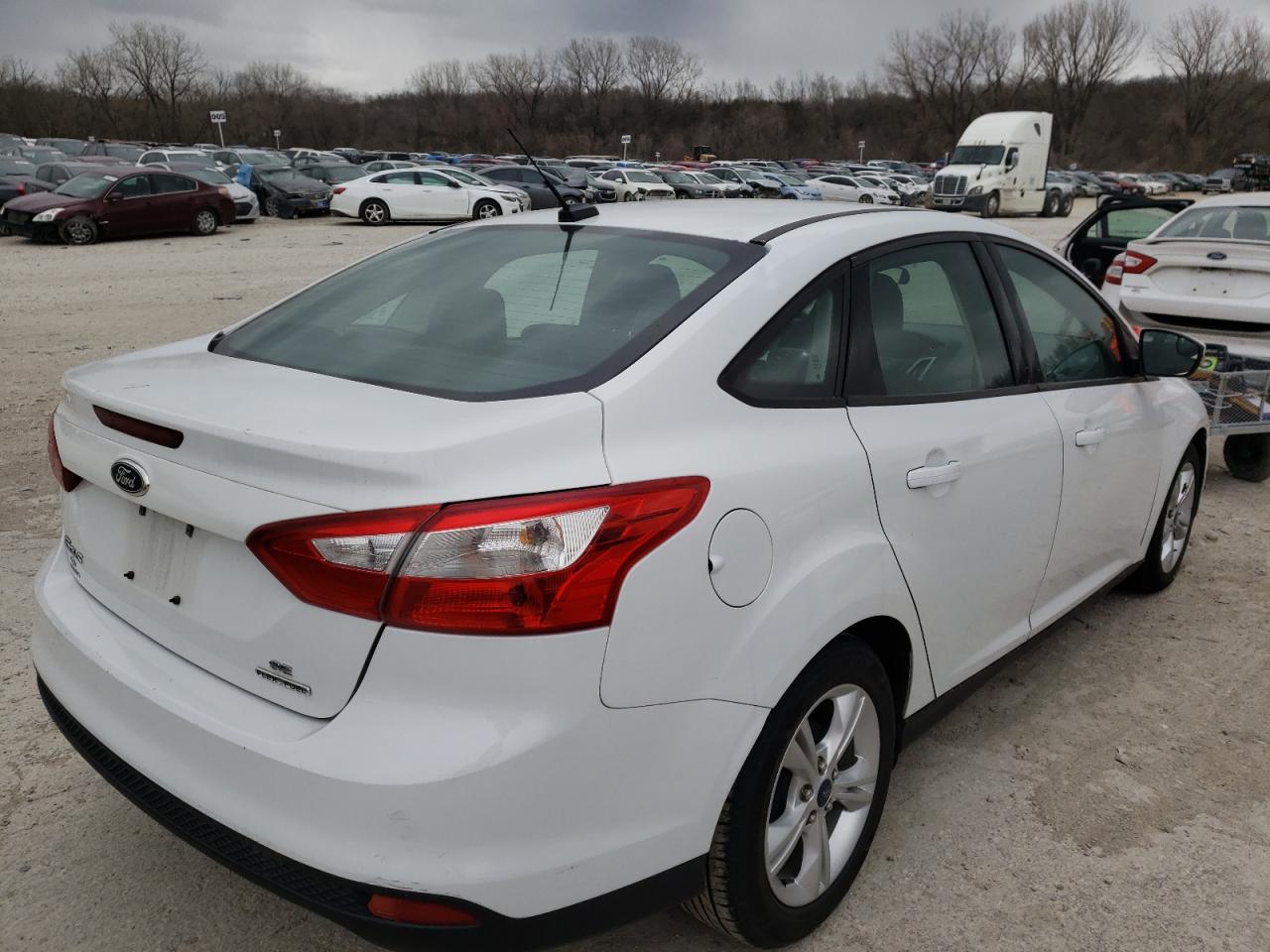 Photo 4 from auction – 2014 FORD FOCUS SE with VIN 1FADP3F23EL243157