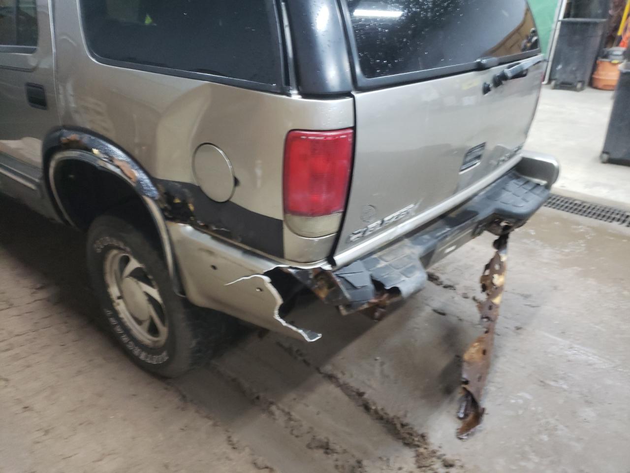 Photo 9 from auction – 1998 CHEVROLET BLAZER with VIN 1GNDT13W0W2222508