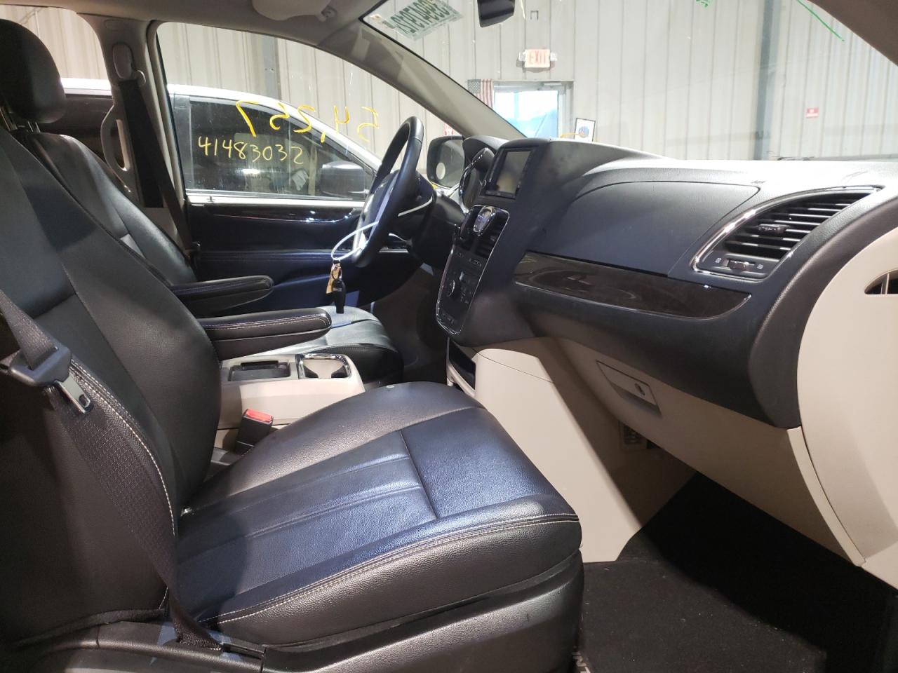 Photo 5 from auction – 2016 CHRYSLER TOWN & COU with VIN 2C4RC1BG5GR254513