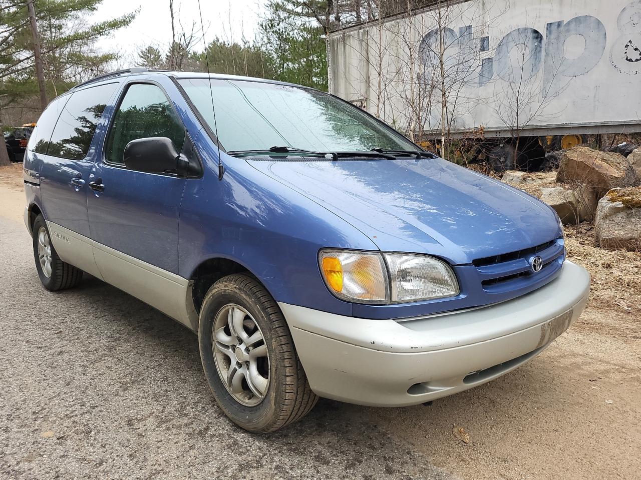 TOYOTA SIENNA LE 2000 with VIN 4T3ZF13C0YU273867 - Photo from auction