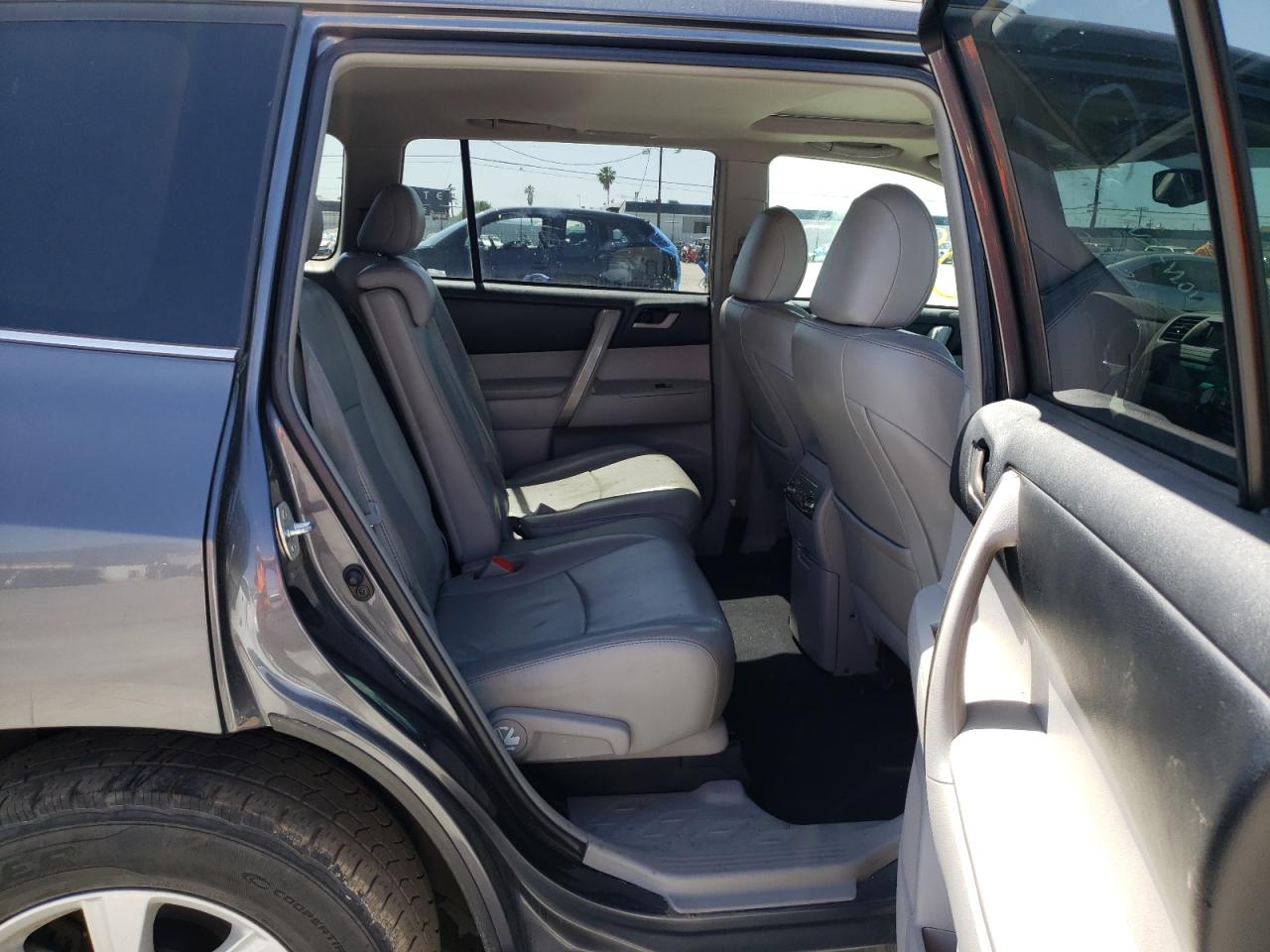 Photo 6 from auction – 2011 TOYOTA HIGHLANDER with VIN 5TDZK3EH5BS041659