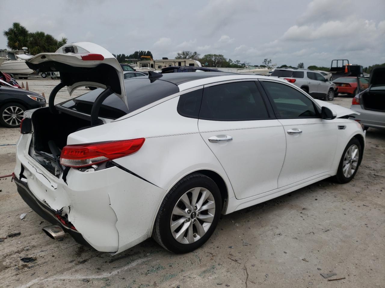 Photo 4 from auction – 2016 KIA OPTIMA EX with VIN 5XXGU4L32GG099591