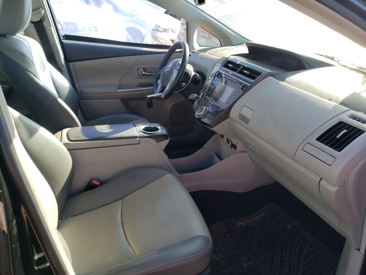 Photo 5 from auction – 2016 TOYOTA PRIUS V with VIN JTDZN3EU0GJ044560
