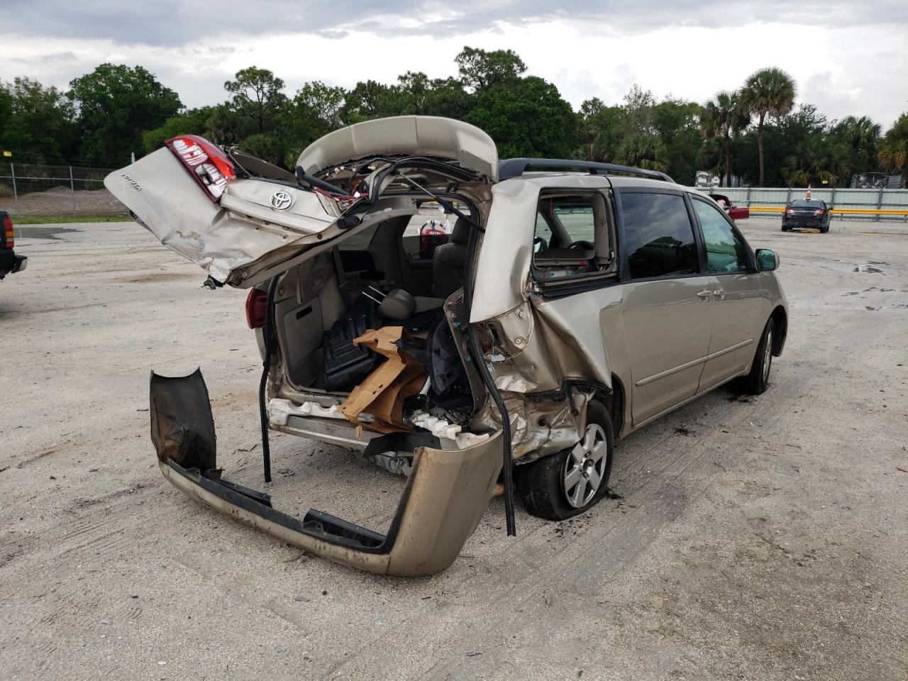 Photo 4 from auction – 2004 TOYOTA SIENNA XLE with VIN 5TDZA22C44S199628