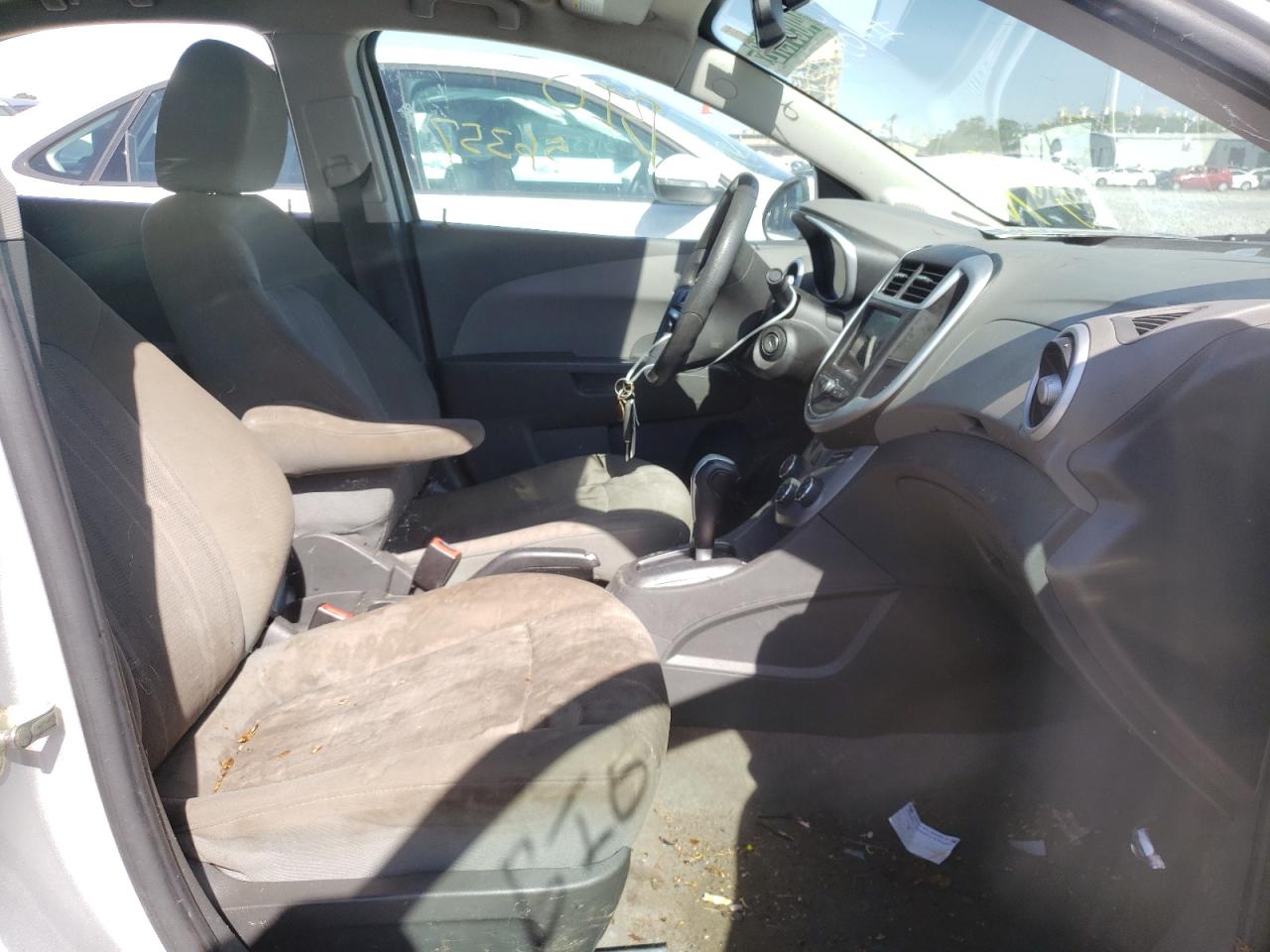 Photo 5 from auction – 2019 CHEVROLET SONIC LT with VIN 1G1JD5SBXK4100762