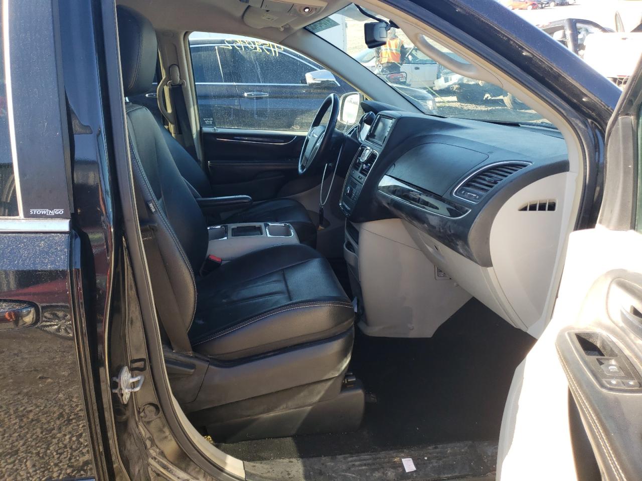 Photo 5 from auction – 2014 CHRYSLER TOWN & COU with VIN 2C4RC1BG9ER178209