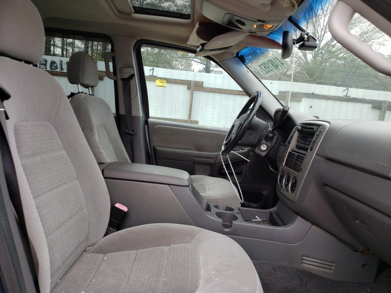 Photo 5 from auction – 2005 FORD EXPLORER X with VIN 1FMZU73KX5UA49011