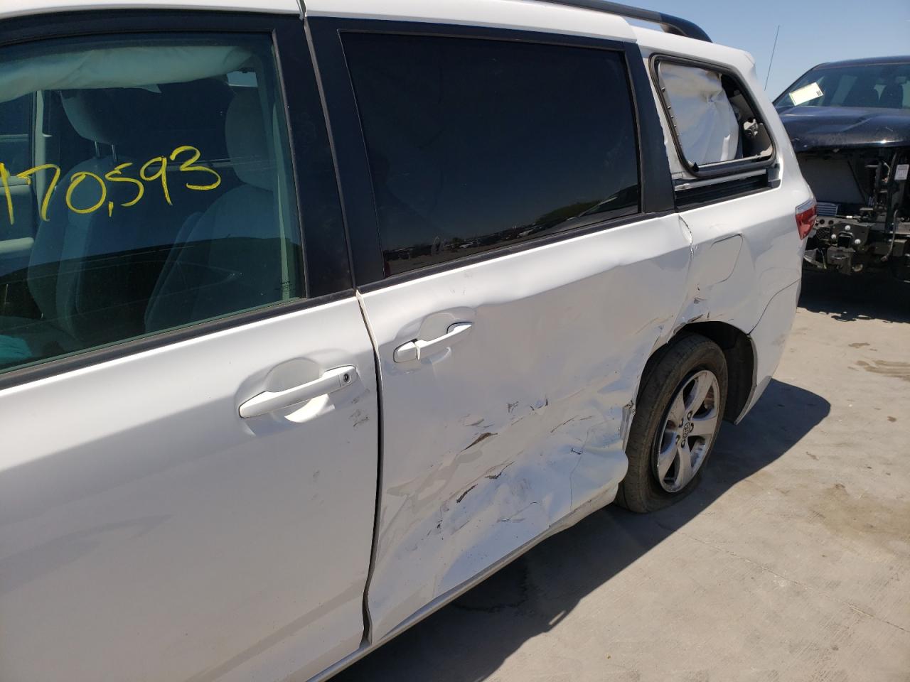 Photo 9 from auction – 2015 TOYOTA SIENNA LE with VIN 5TDKK3DC9FS668250