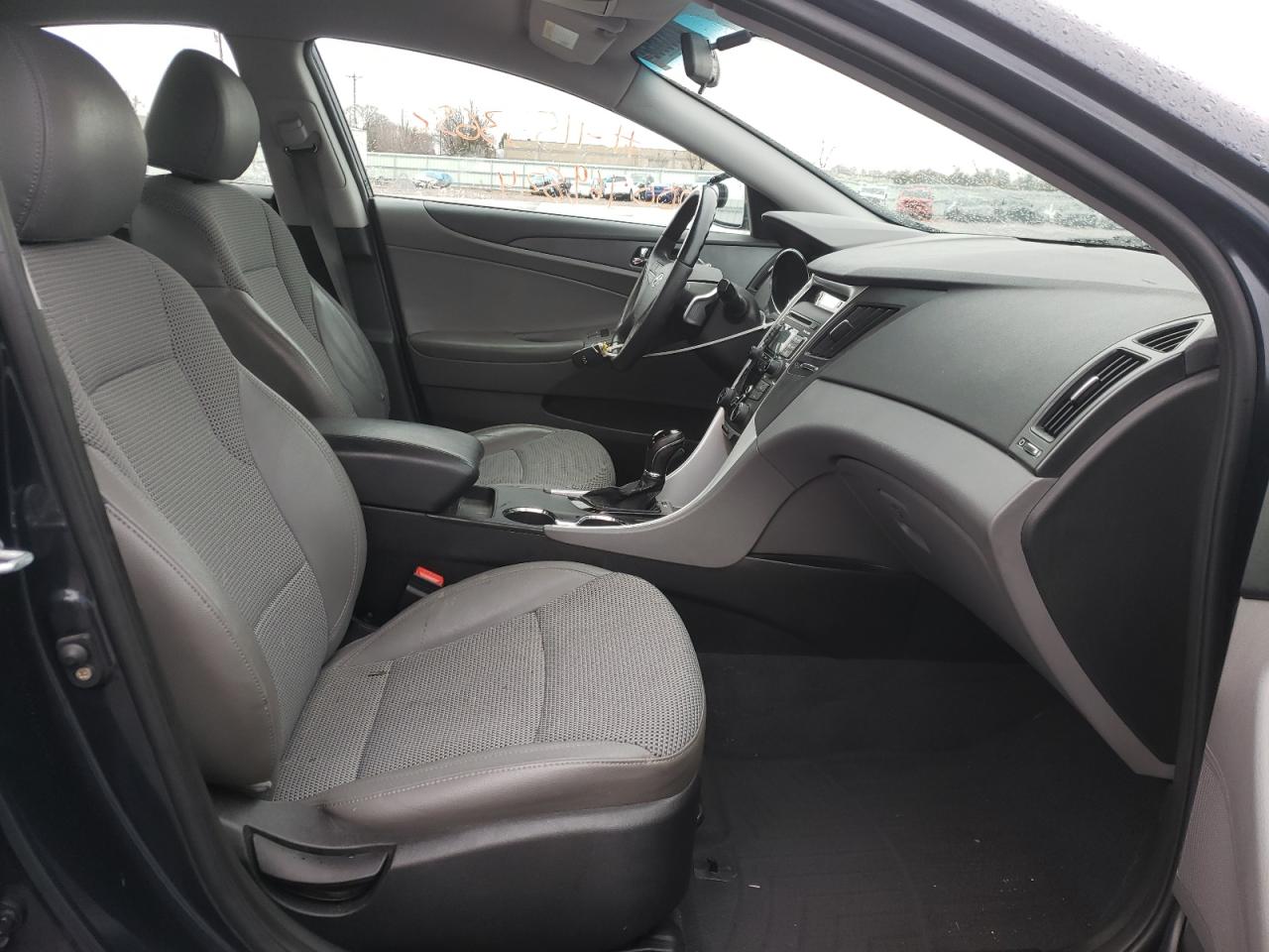 Photo 5 from auction – 2011 HYUNDAI SONATA SE with VIN 5NPEC4AC7BH215930