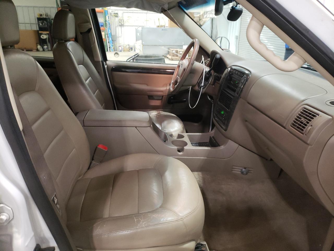 Photo 5 from auction – 2002 FORD EXPLORER L with VIN 1FMDU75E02ZA04403