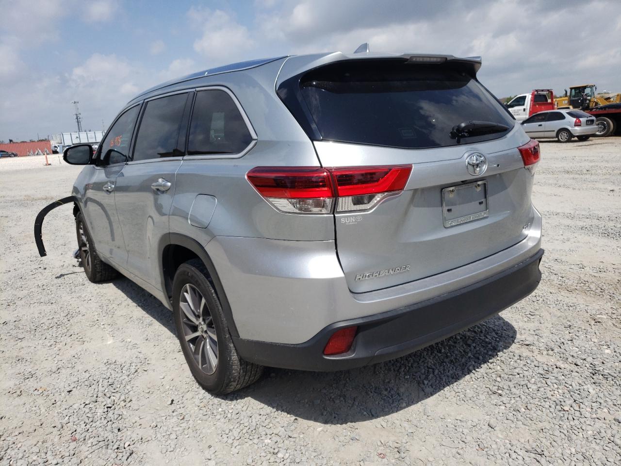 Photo 3 from auction – 2017 TOYOTA HIGHLANDER with VIN 5TDKZRFH3HS520122