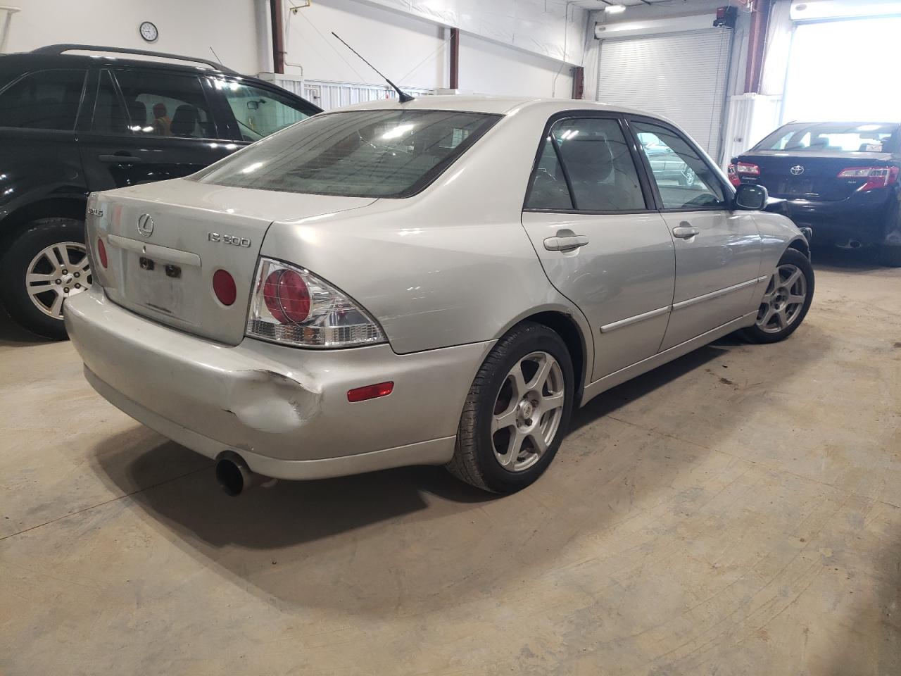 Photo 4 from auction – 2002 LEXUS IS 300 with VIN JTHBD192020042869