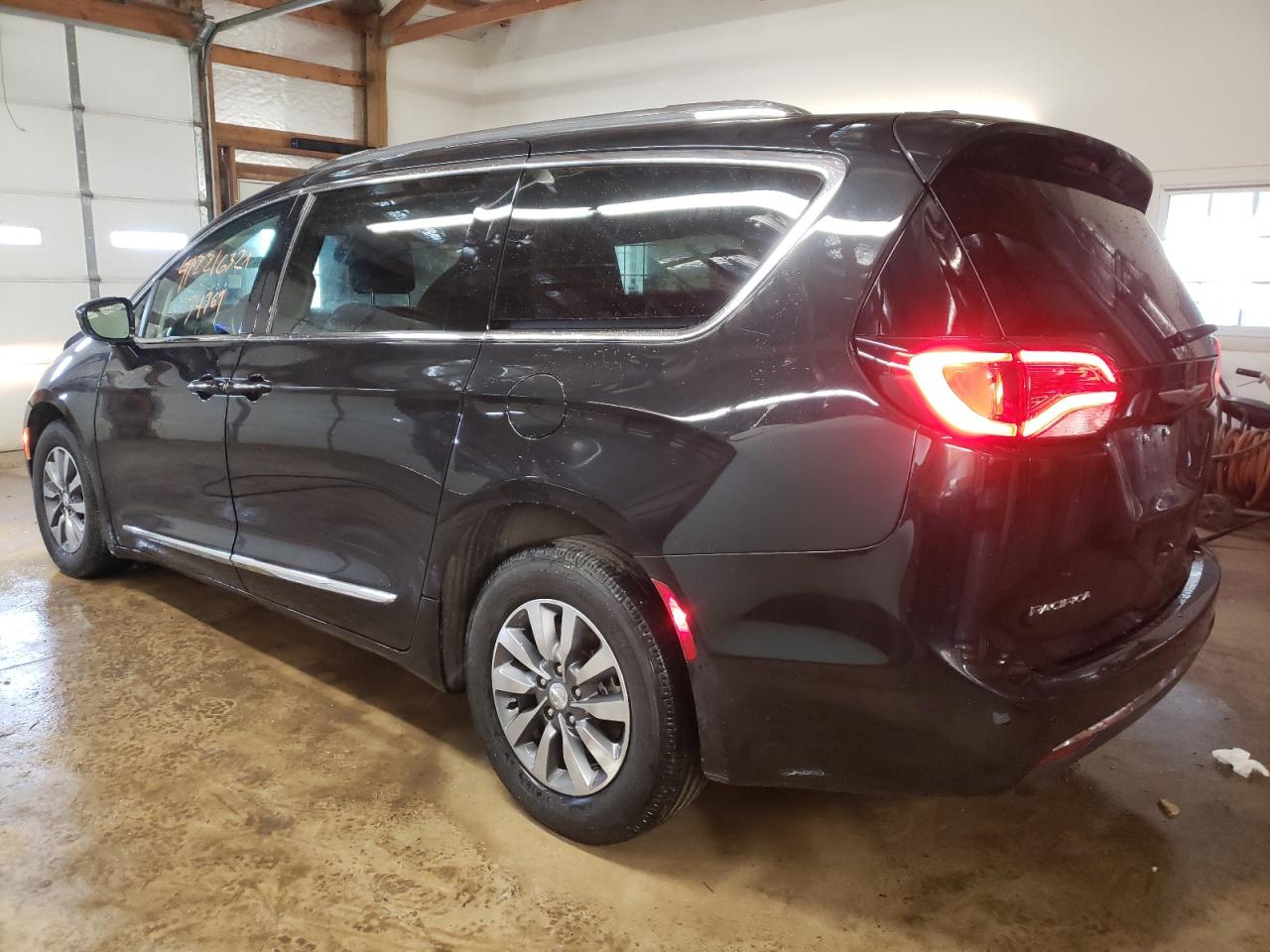 Photo 3 from auction – 2019 CHRYSLER PACIFICA T with VIN 2C4RC1EG1KR634582