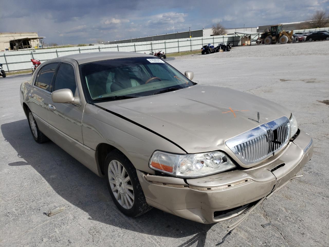 LINCOLN TOWN CAR U 2004 with VIN 1LNHM83W44Y678176 - Photo from auction