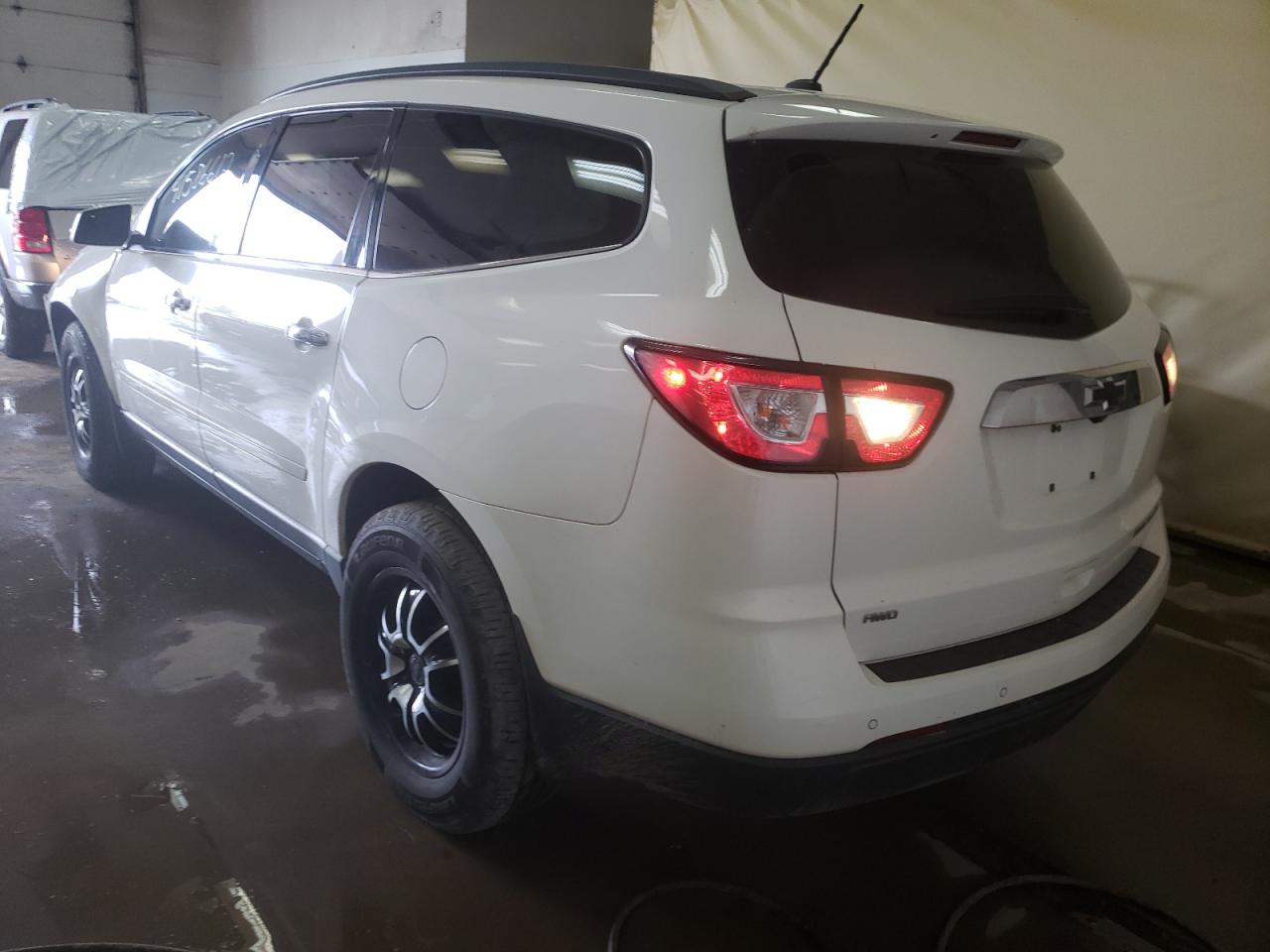 Photo 3 from auction – 2014 CHEVROLET TRAVERSE L with VIN 1GNKVHKD3EJ359084