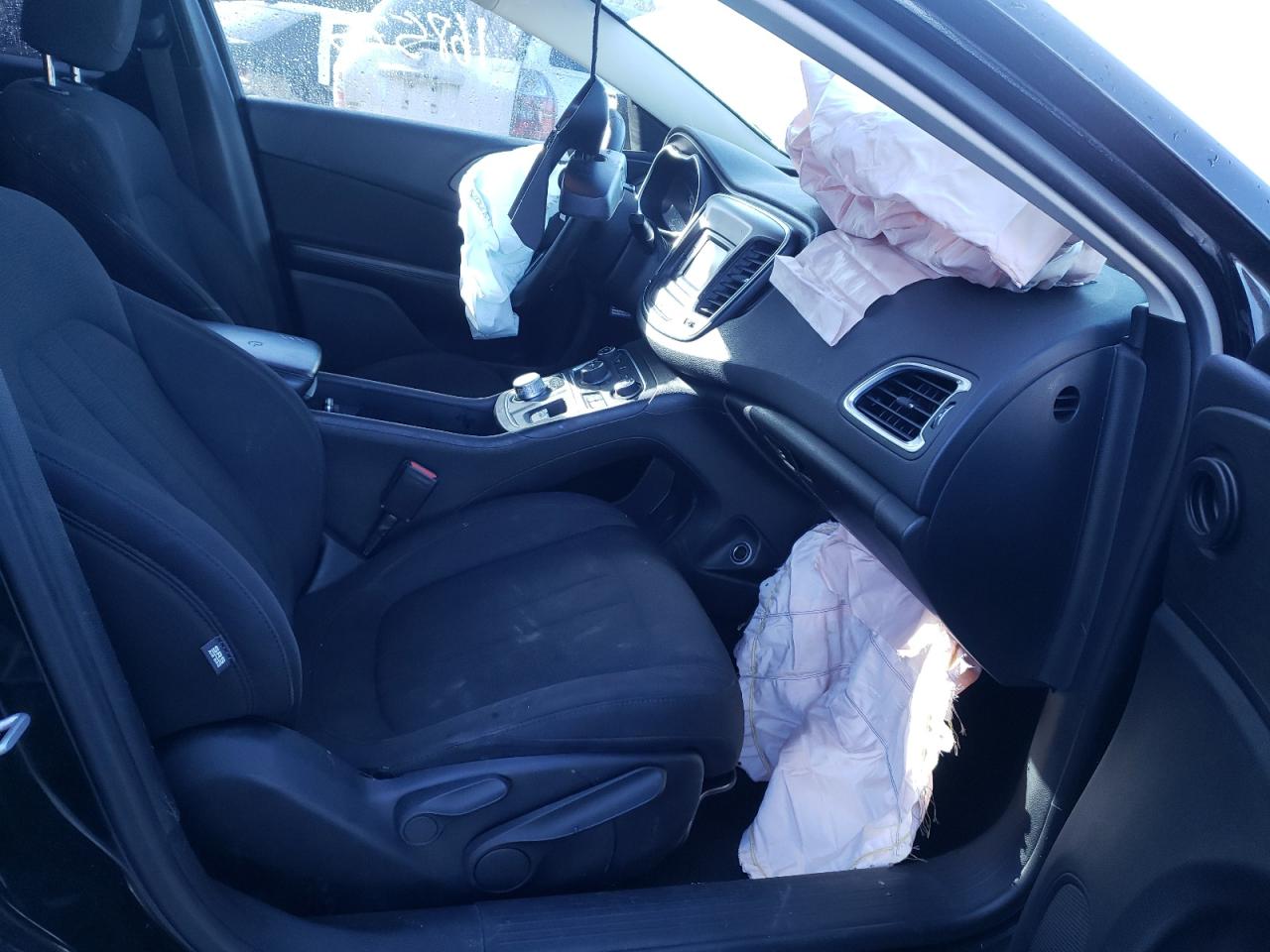 Photo 5 from auction – 2015 CHRYSLER 200 LIMITE with VIN 1C3CCCABXFN697697