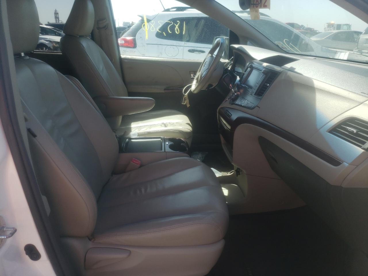 Photo 5 from auction – 2011 TOYOTA SIENNA XLE with VIN 5TDYK3DCXBS024275
