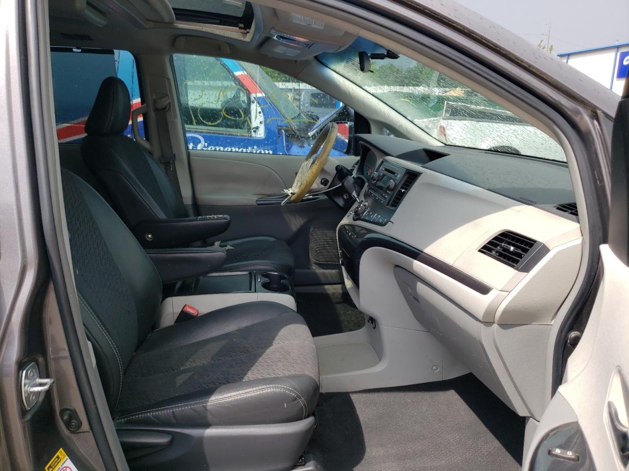 Photo 5 from auction – 2011 TOYOTA SIENNA SPO with VIN 5TDXK3DC4BS095404