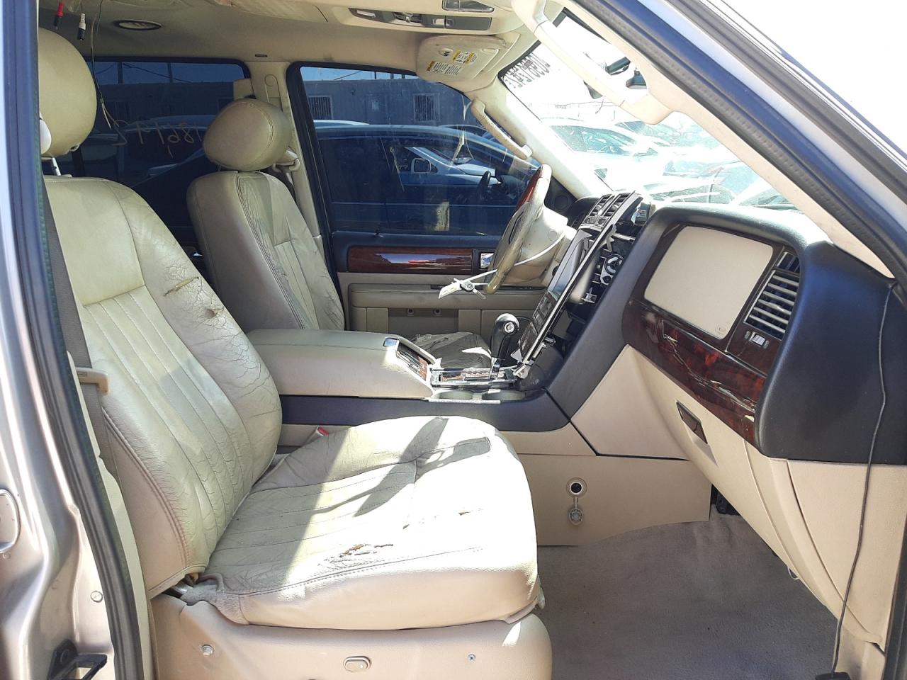 Photo 5 from auction – 2005 LINCOLN NAVIGATOR with VIN 5LMFU27535LJ20952