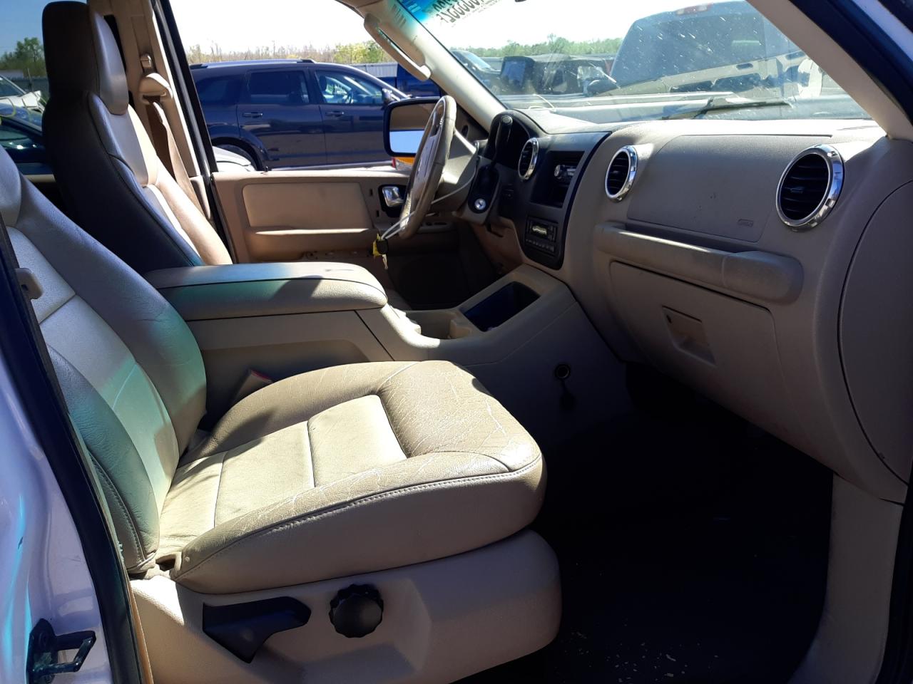 Photo 5 from auction – 2003 FORD EXPEDITION with VIN 1FMRU17W63LA74971