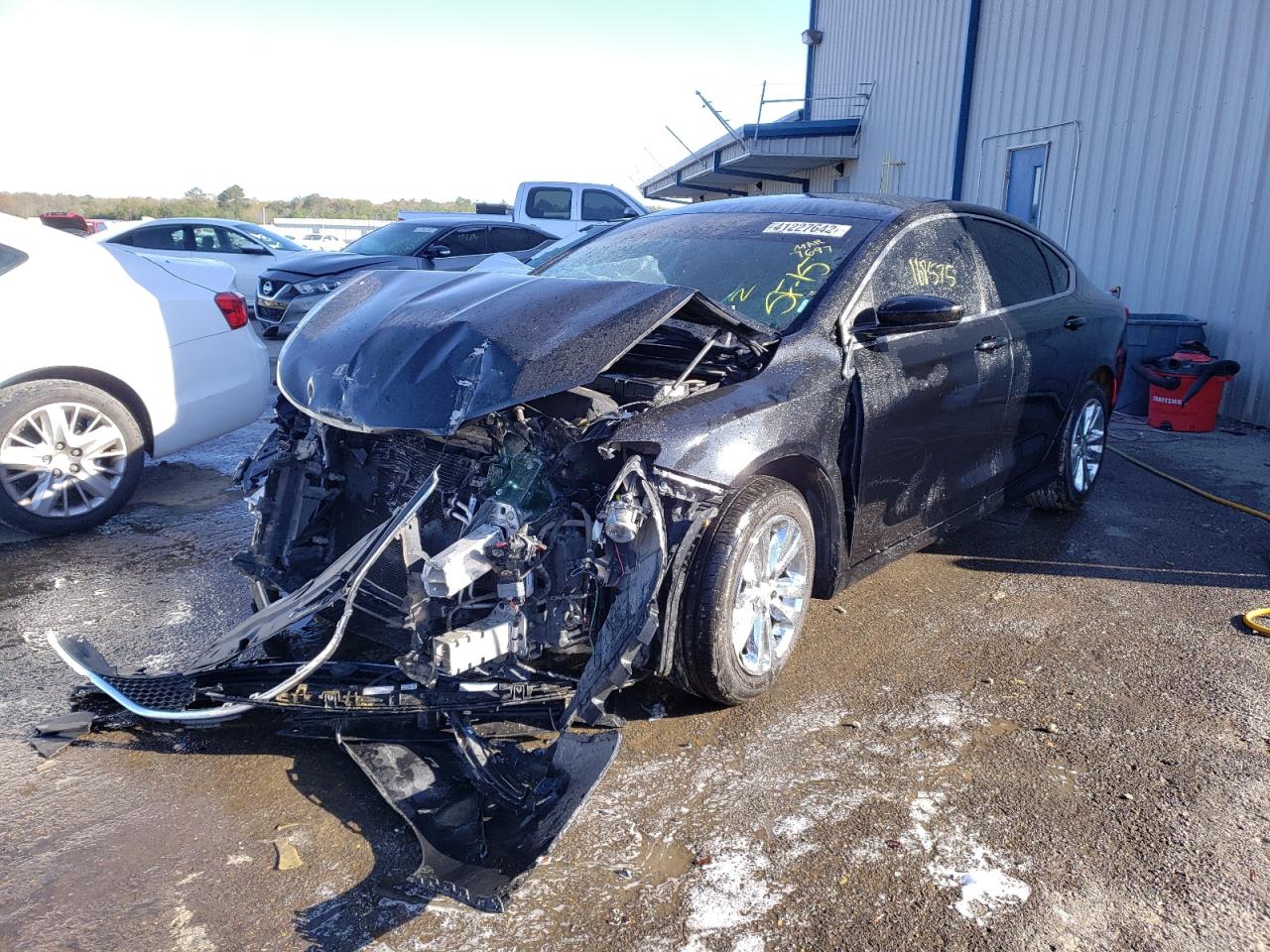 Photo 2 from auction – 2015 CHRYSLER 200 LIMITE with VIN 1C3CCCABXFN697697