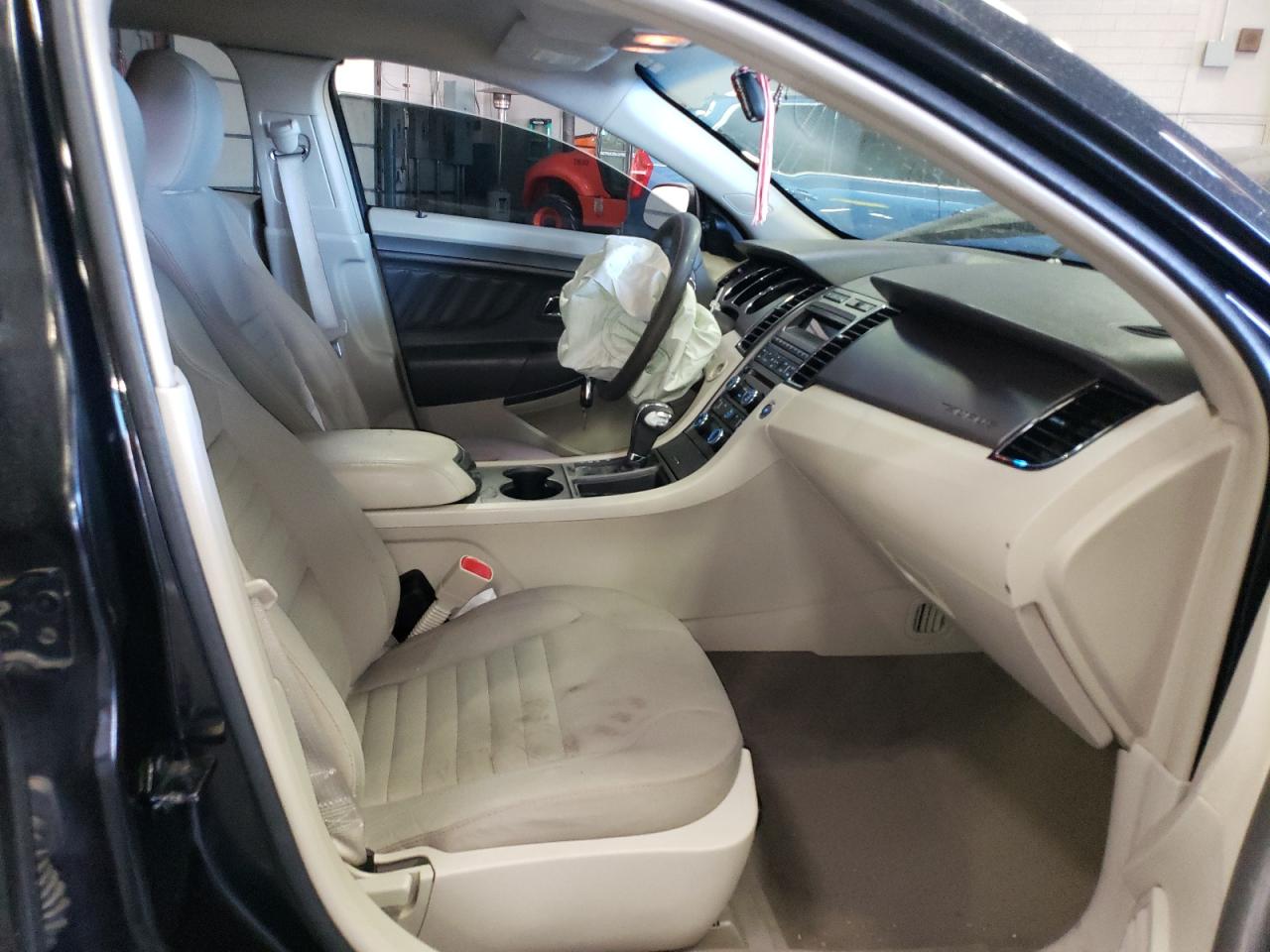 Photo 5 from auction – 2010 FORD TAURUS SE with VIN 1FAHP2DW0AG141898