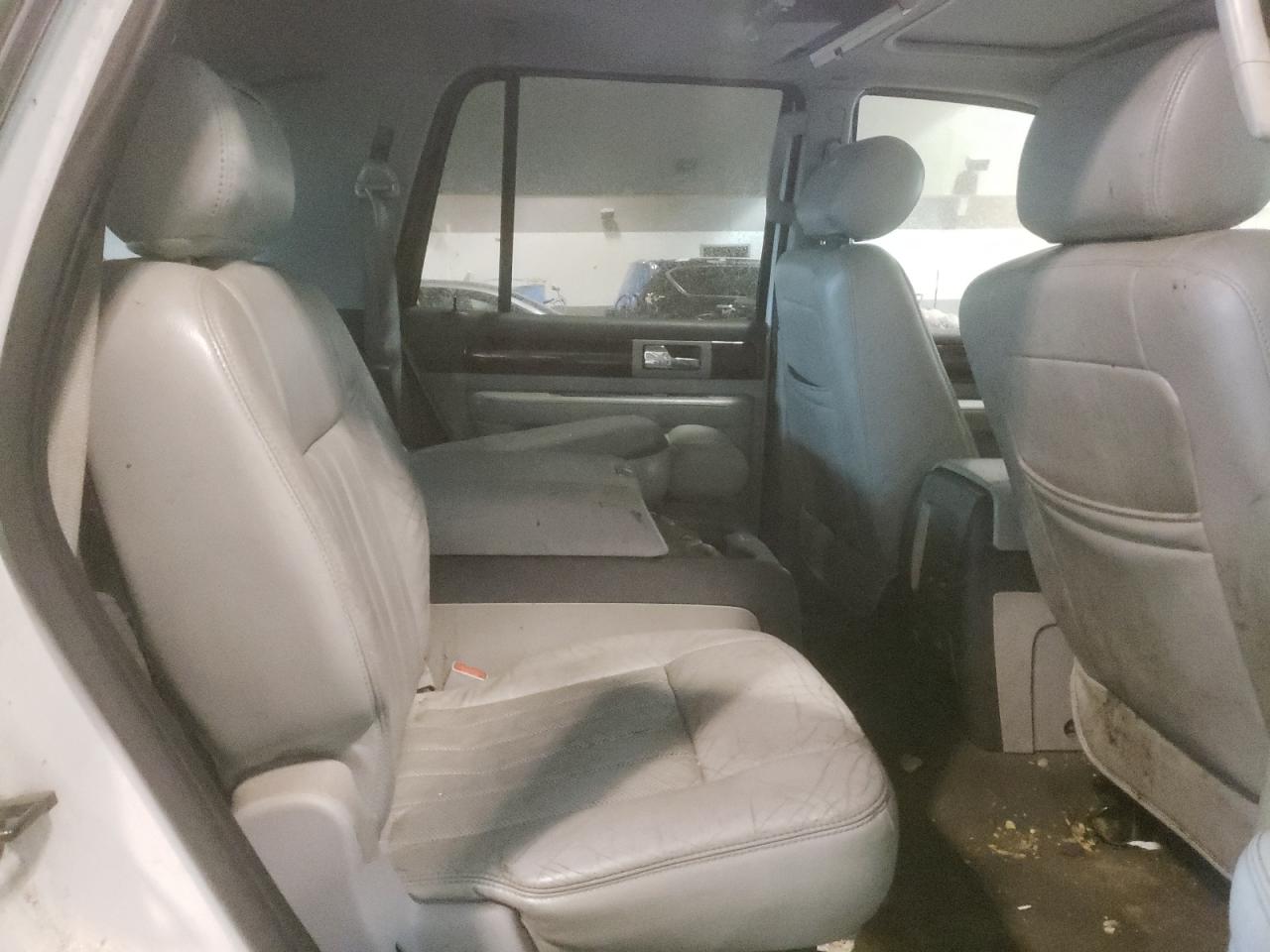 Photo 6 from auction – 2004 LINCOLN NAVIGATOR with VIN 5LMFU28R04LJ14817