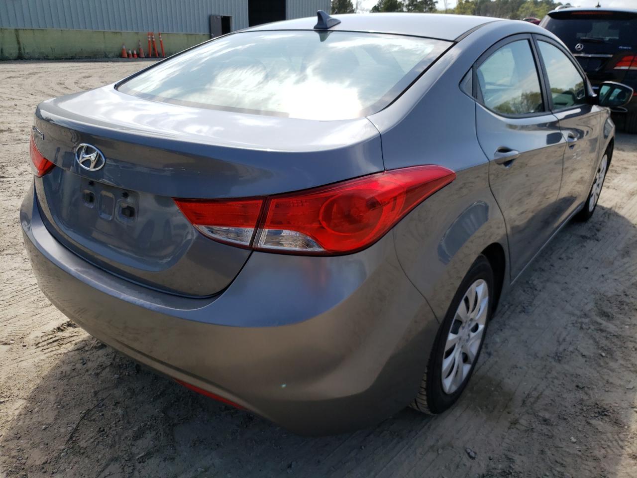 Photo 4 from auction – 2013 HYUNDAI ELANTRA with VIN 5NPDH4AE1DH193067