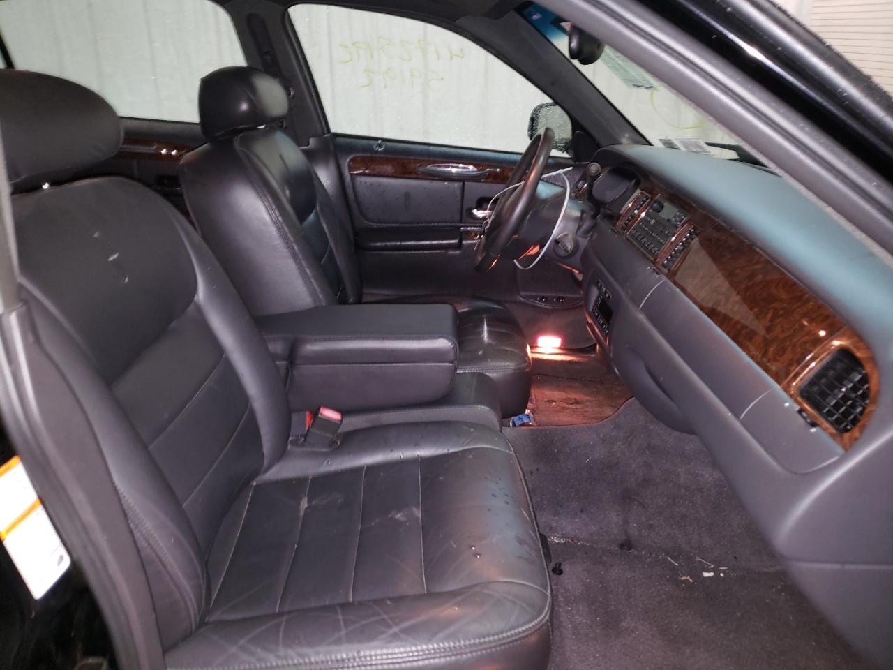 Photo 5 from auction – 2001 LINCOLN TOWN CAR E with VIN 1LNHM81W71Y715221