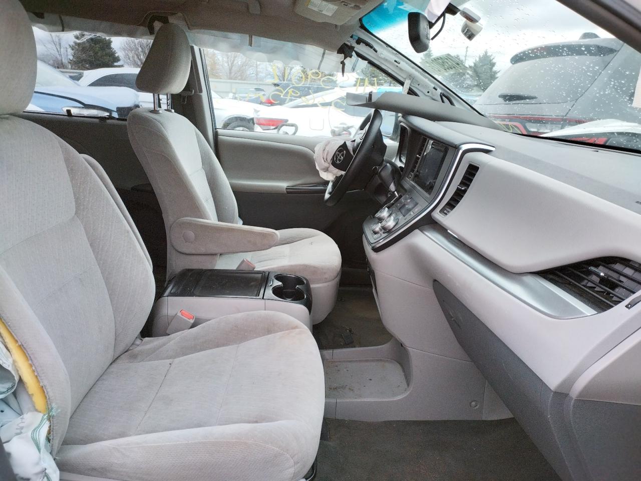 Photo 5 from auction – 2016 TOYOTA SIENNA LE with VIN 5TDKK3DC2GS710663
