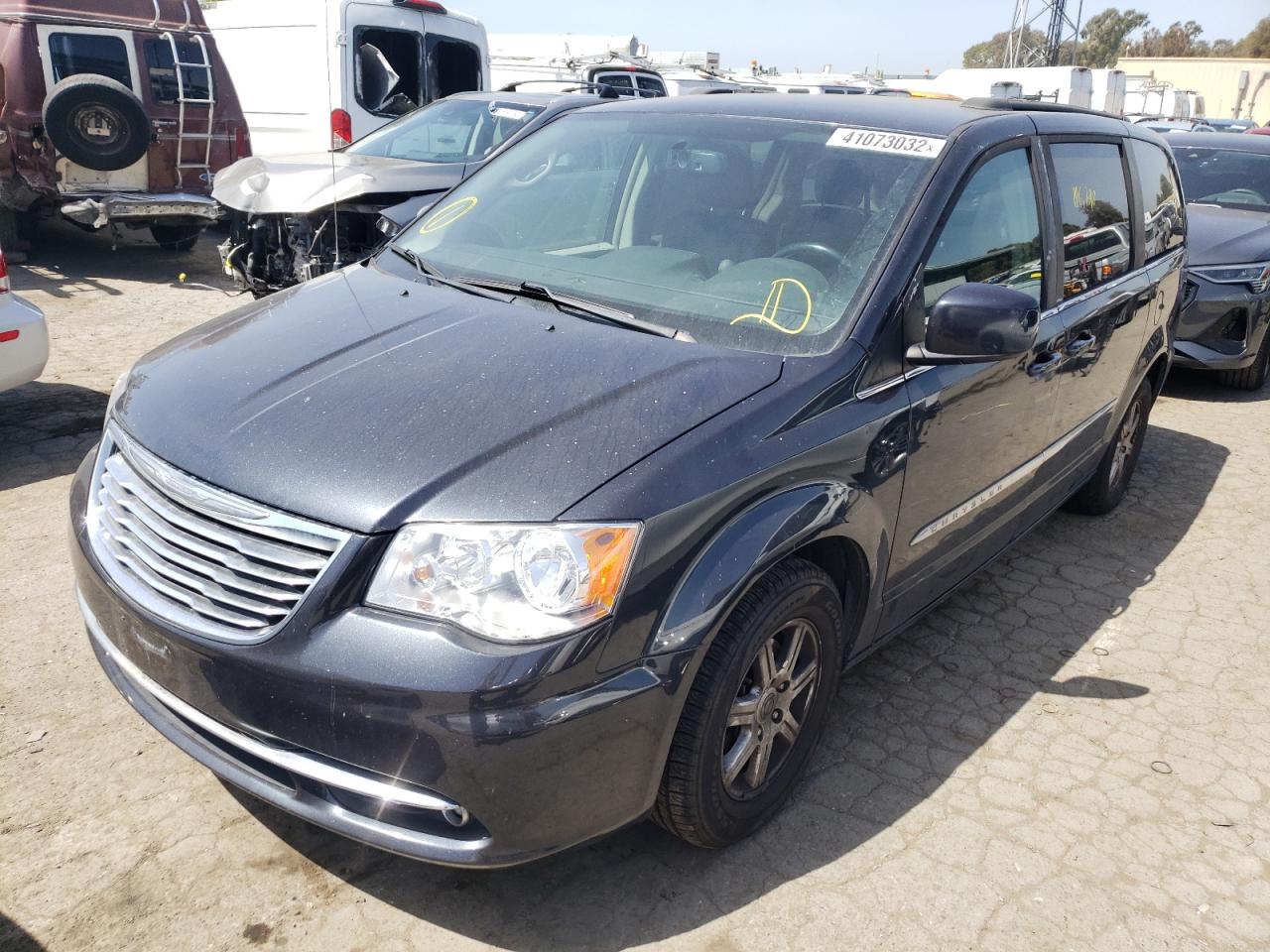 Photo 2 from auction – 2013 CHRYSLER TOWN AND C with VIN 2C4RC1BG3DR630203