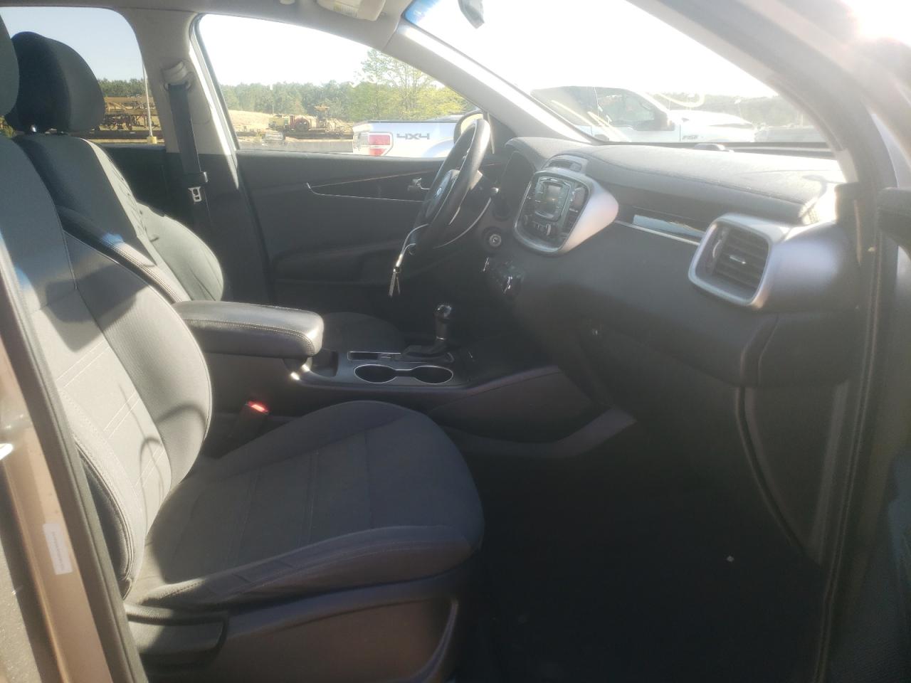 Photo 5 from auction – 2016 KIA SORENTO LX with VIN 5XYPG4A30GG081502