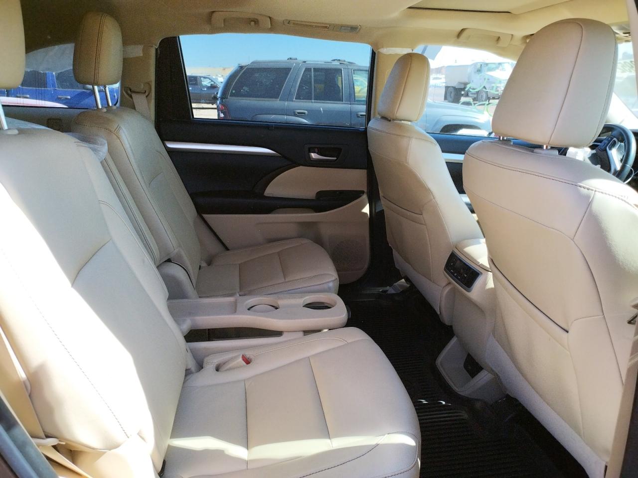 Photo 6 from auction – 2017 TOYOTA HIGHLANDER with VIN 5TDKZRFHXHS192441