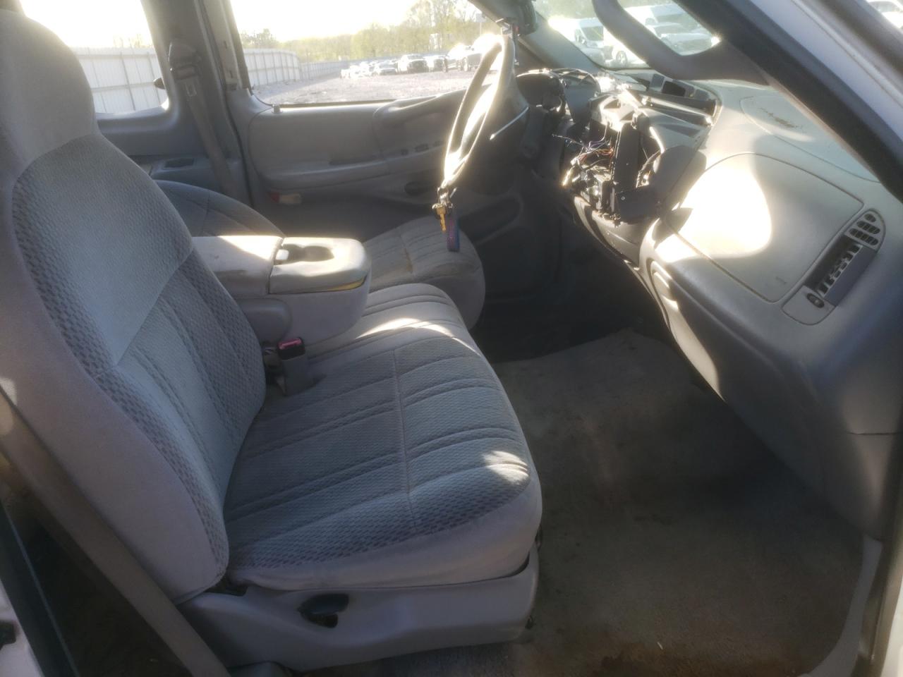 Photo 5 from auction – 1997 FORD F150 with VIN 1FTDX1767VNA05090