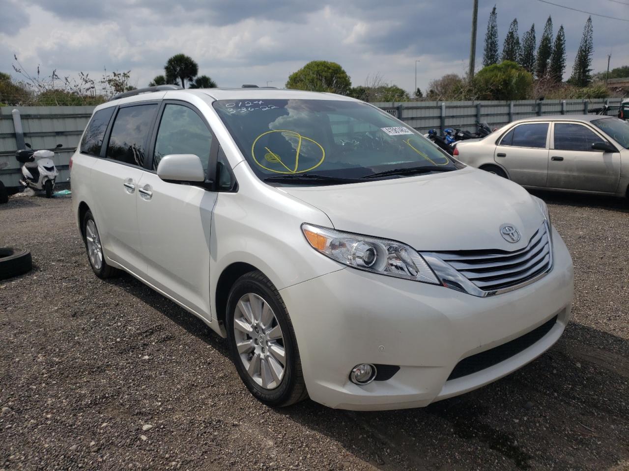 TOYOTA SIENNA XLE 2012 with VIN 5TDYK3DCXCS250124 - Photo from auction