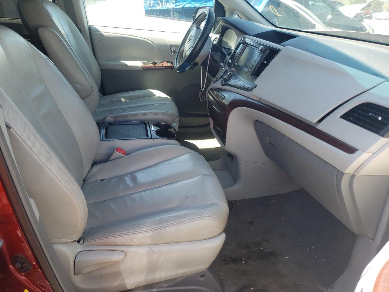 Photo 5 from auction – 2011 TOYOTA SIENNA XLE with VIN 5TDYK3DC1BS075938